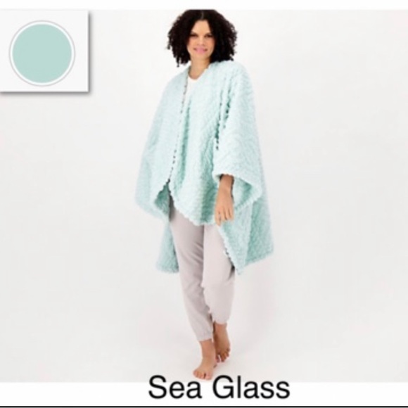 Berkshire Cable Sherpa Cape Throw
Wearable Throw with Pockets- Sea Glass - Picture 1 of 6